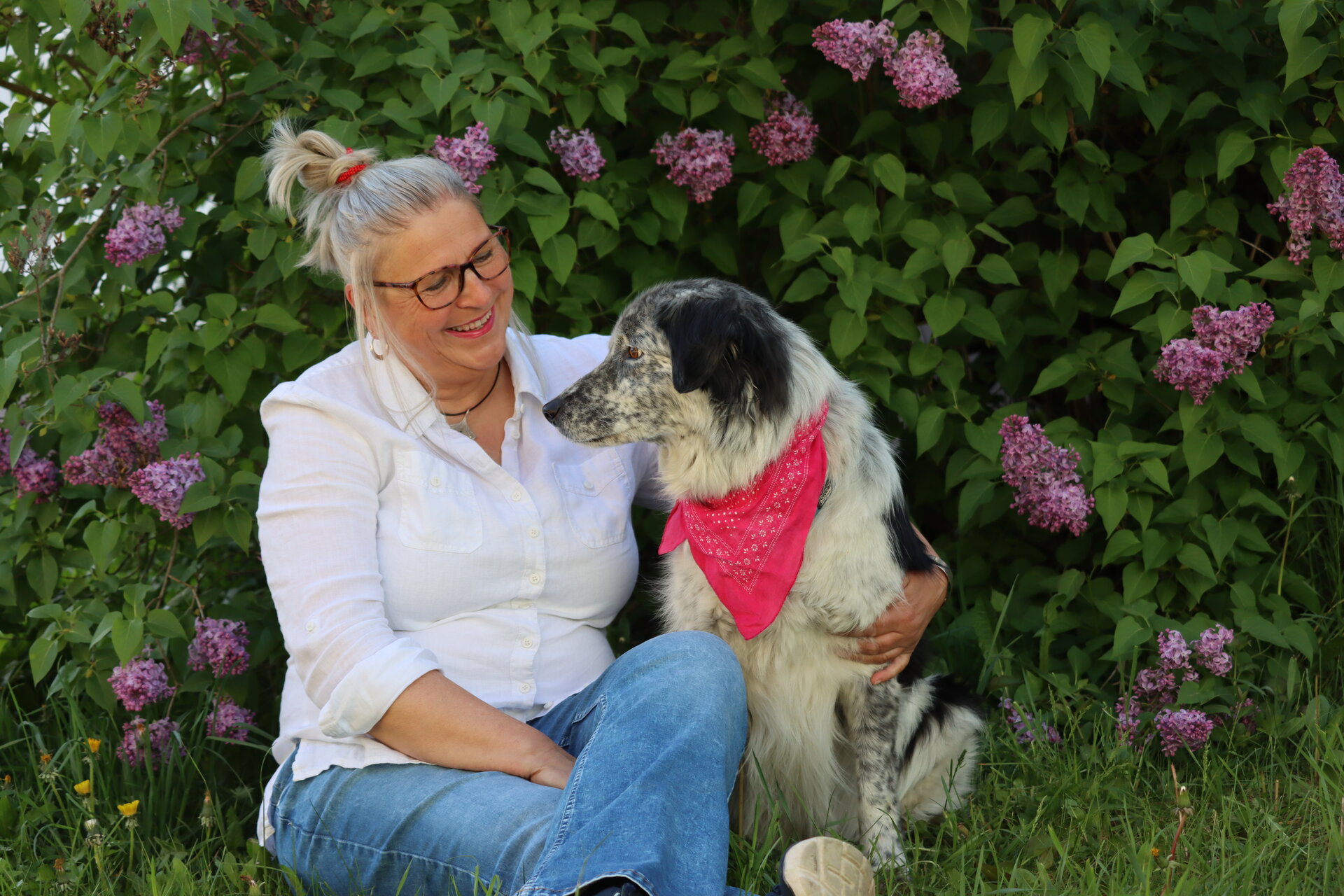 Anja Lößel mit Hund Flocke im Keramik-Atelier Farbrausch Freystadt