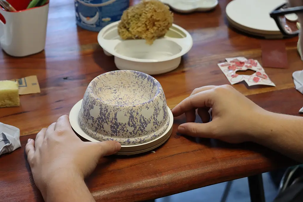 Bunte Keramik bemalen im Atelier Farbrausch