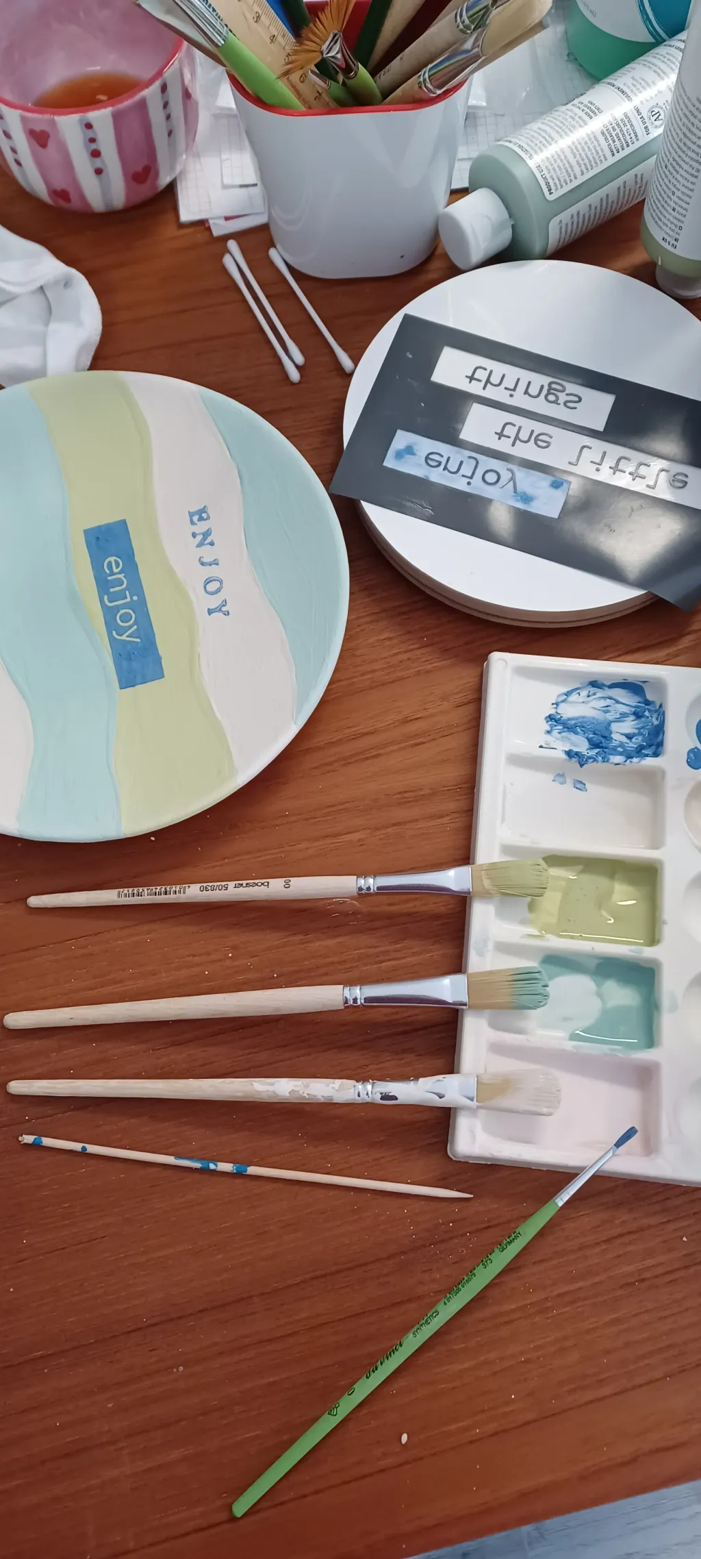 Keramikteller mit Schablone und Glasurfarben bemalt – Atelier Farbrausch